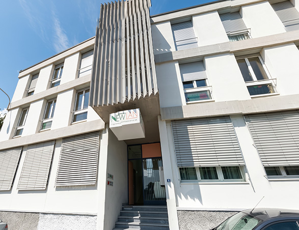 Esterno della sede aziendale New-Lan SA a Cadempino, climatizzata con l'affidabilità dei sistemi a pompa di calore Clivet.